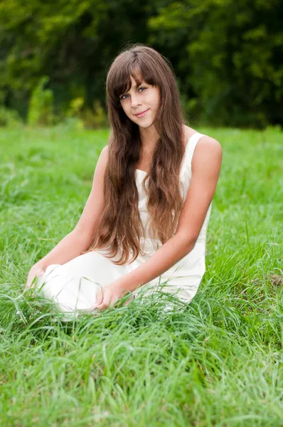 Adolescente dans une robe blanche sur la nature — Photo