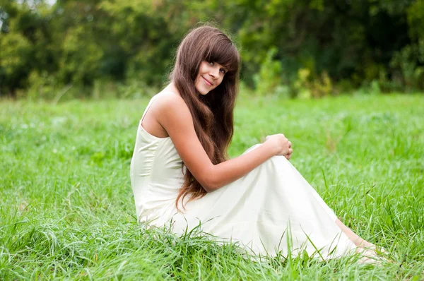 Teenager Mädchen in einem weißen Kleid auf der Natur — Stockfoto