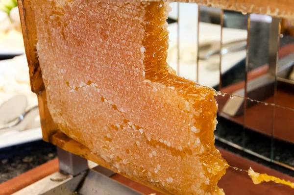Ram med vaxkakor full av honung — Stockfoto