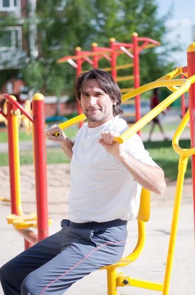 Man is in the gym outdoors — Stock Photo, Image