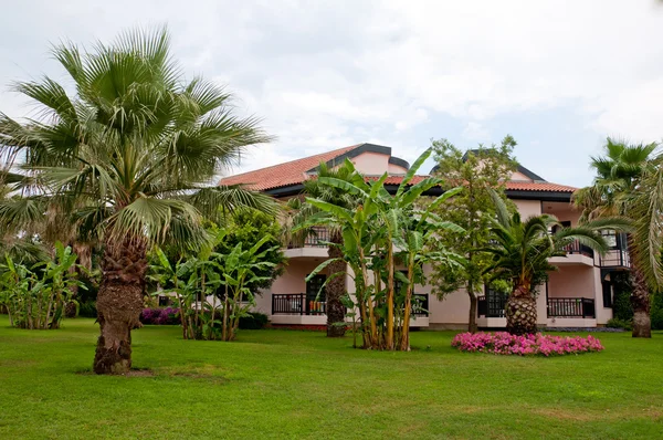 Casa de estilo alemán con jardín tropical — Foto de Stock