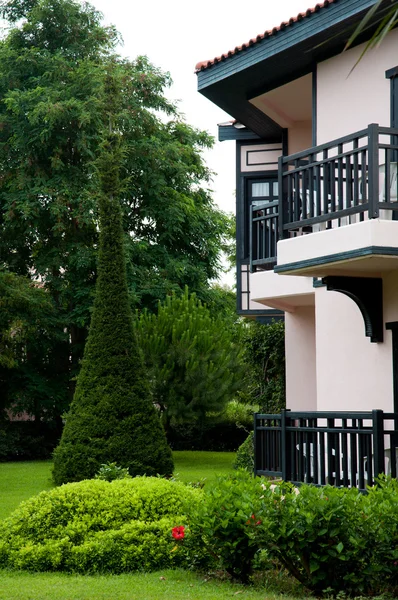 Haus im deutschen Stil mit tropischem Garten — Stockfoto