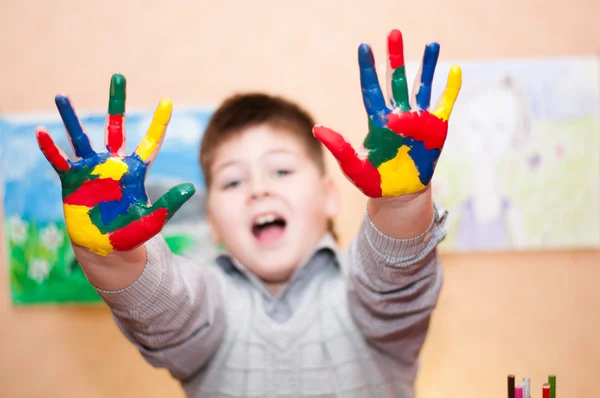 Junge mit von Farbe verschmutzten Händen — Stockfoto
