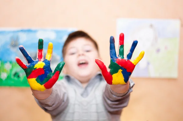 Junge mit von Farbe verschmutzten Händen — Stockfoto