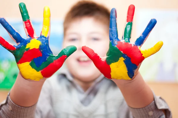 Junge mit von Farbe verschmutzten Händen — Stockfoto