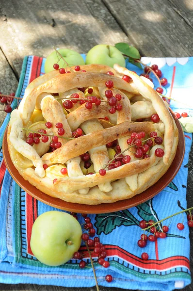 Домашний торт с яблоком и красной вишней — стоковое фото