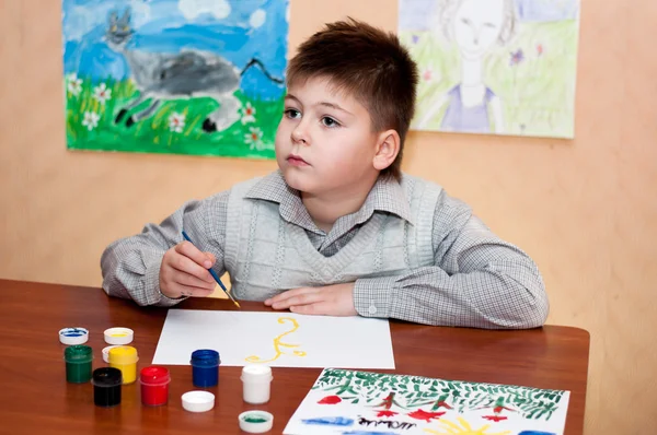 Ребенок рисует картины — стоковое фото