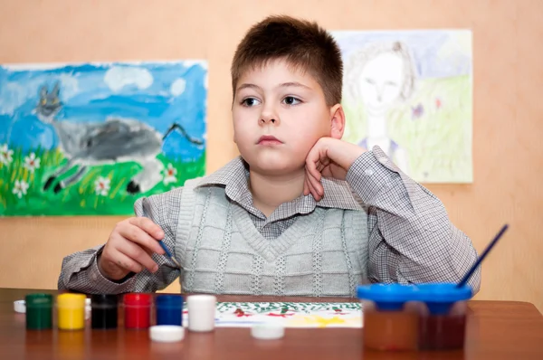Ребенок рисует картины — стоковое фото