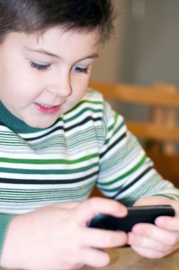 cep telefonundan oynayan çocuk