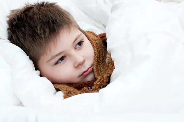 Niño enfermo acostado en la cama — Foto de Stock