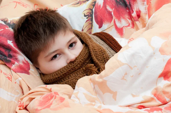 Malade garçon couché dans le lit — Photo