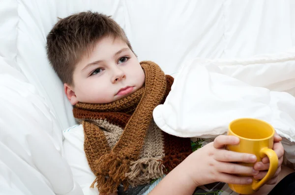 ベッドで横になっている病気の男の子 — ストック写真