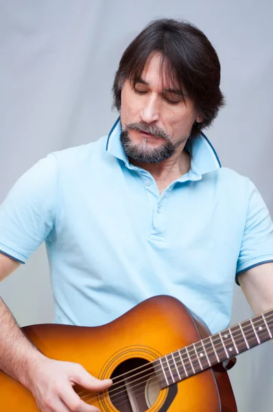 Man plays the guitar — Stock Photo, Image