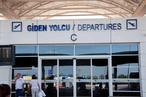 Odletové haly na letišti v antalya, Turecko — Stock fotografie