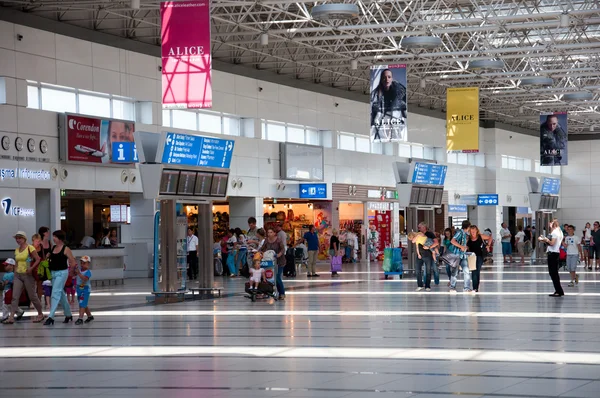 Зал вылета в аэропорту Анталии, Турция — стоковое фото