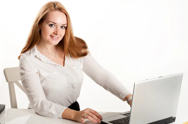 Femme d'affaires à un bureau avec un ordinateur portable — Photo