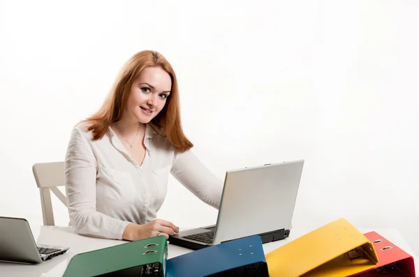 Mujer de negocios en un escritorio con un ordenador portátil — Foto de Stock