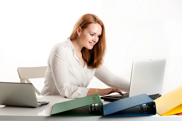 Mulher de negócios em uma mesa com um laptop — Fotografia de Stock