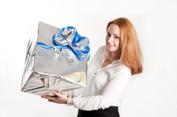 Das Mädchen mit einem Geschenk auf hellem Hintergrund — Stockfoto