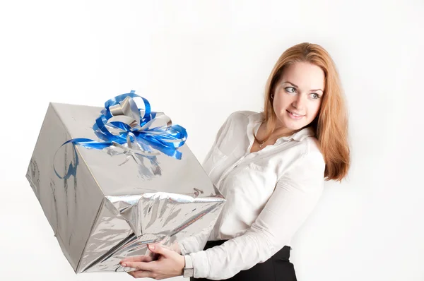 Das Mädchen mit einem Geschenk auf hellem Hintergrund — Stockfoto