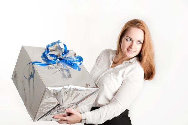 La muchacha con el regalo sobre el fondo claro —  Fotos de Stock