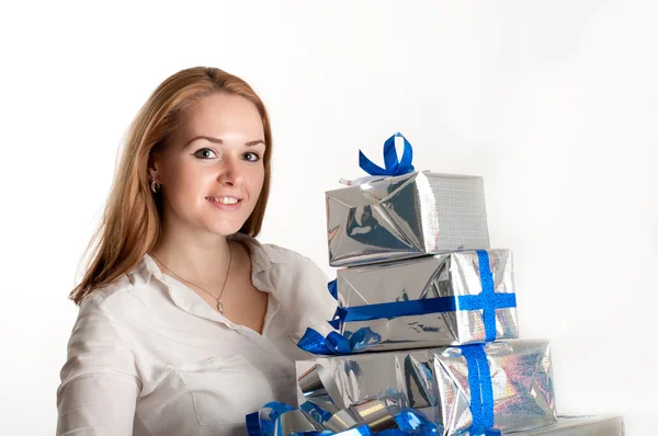 Das Mädchen mit einem Geschenk auf hellem Hintergrund — Stockfoto
