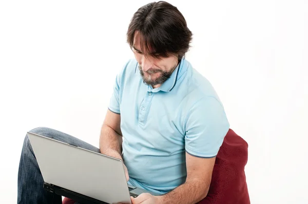 A man with a laptop on a light background — Stock Photo, Image