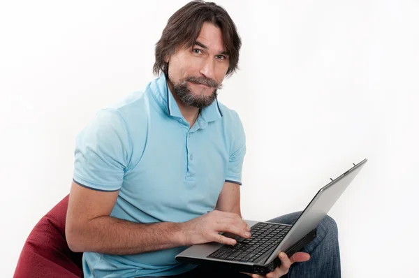 A man with a laptop on a light background — Stock Photo, Image