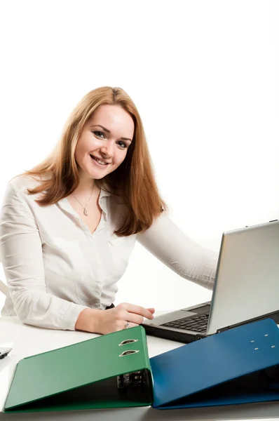 Üzleti nő ült egy asztal, egy iroda egy nyitott notebook — Stock Fotó