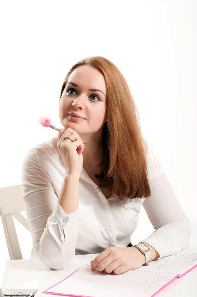 Zakenvrouw zit aan een bureau in een kantoor met een notitieblok openen — Stockfoto