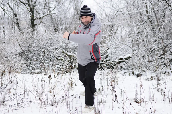 Un homme va faire du sport en plein air en hiver — Photo