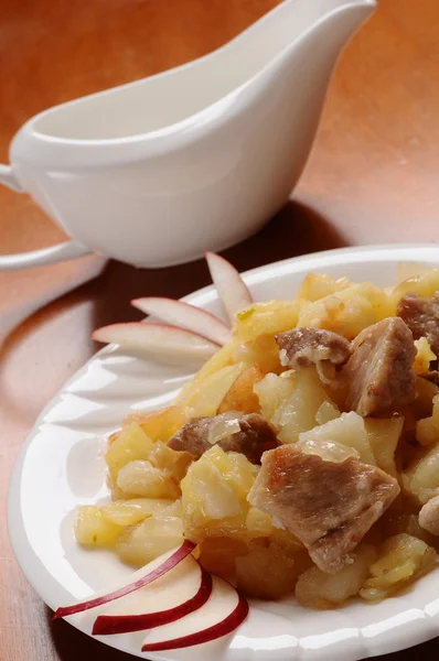 Жареный картофель с мясом — стоковое фото