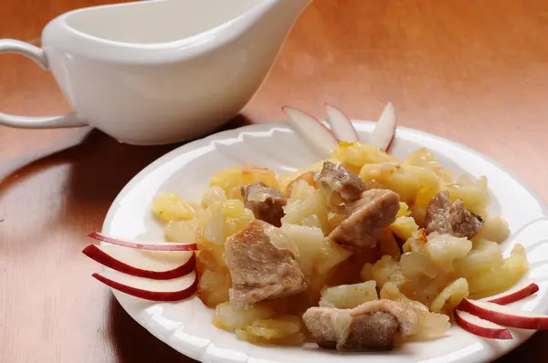 Stekt potatis med kött — Stockfoto