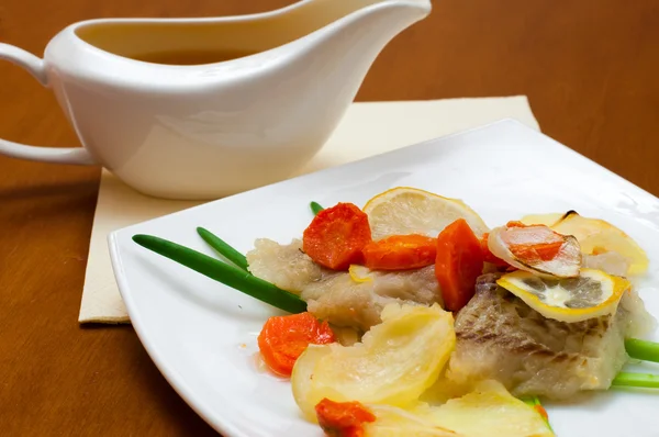 Kabeljau mit Gemüse gebacken — Stockfoto