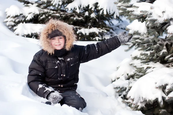Pojke i en snöig skog — Stockfoto