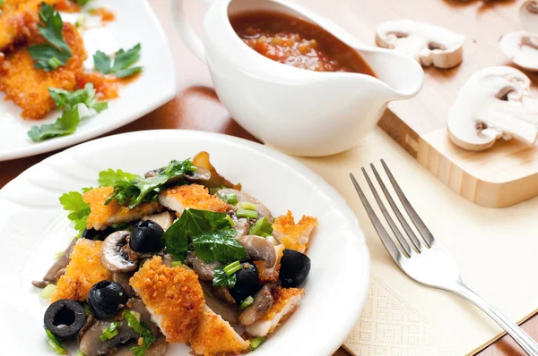 Salad with mushrooms, olives and chicken breast — Stock Photo, Image