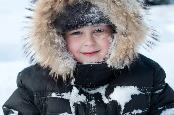 男孩与她脸上的雪 — 图库照片