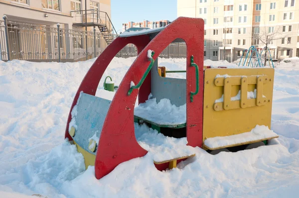 Estructura del parque infantil en invierno —  Fotos de Stock