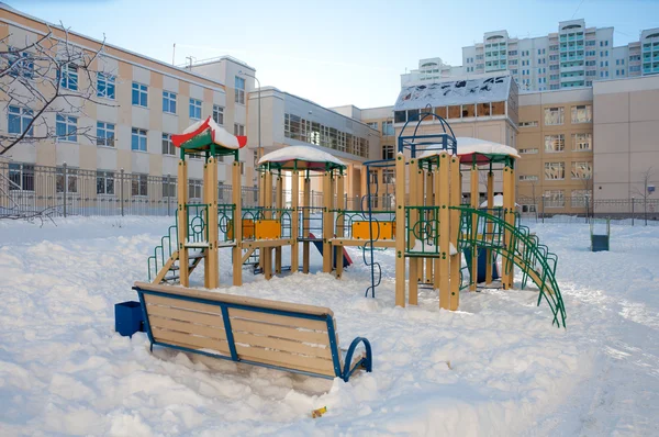 Estrutura do parque infantil no inverno — Fotografia de Stock