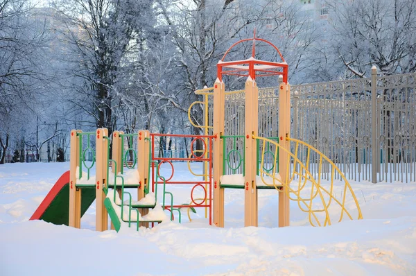 Estructura del parque infantil en invierno —  Fotos de Stock