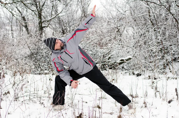 A man goes in for sports in winter outdoors — Stock Photo, Image