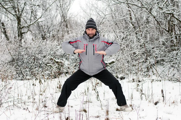 Ένας άντρας μπαίνει αθλητισμού στην ύπαιθρο του χειμώνα — Φωτογραφία Αρχείου