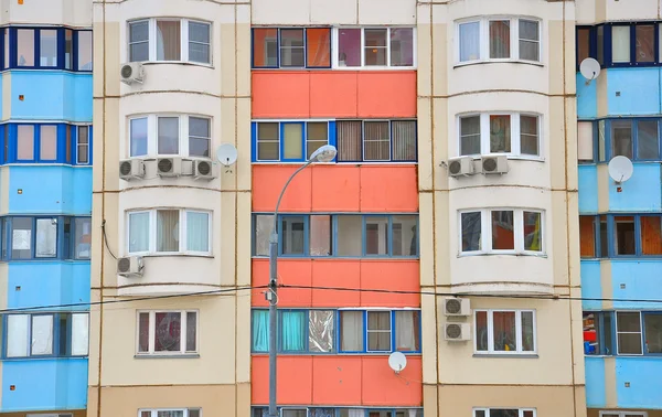 A fachada de um edifício residencial moderno — Fotografia de Stock