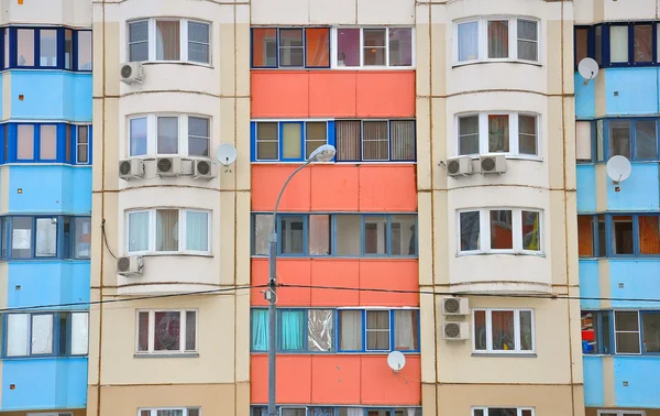 The facade of a modern residential building — Stock Photo, Image