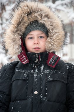 kış giysileri kar yağışı sırasında erkek portresi