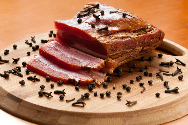 En läcker rökt bacon med kryddor — Stockfoto