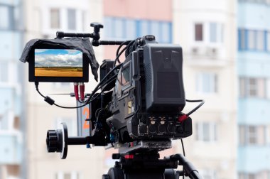 profesyonel video kamera üzerinde bir şehir sokak