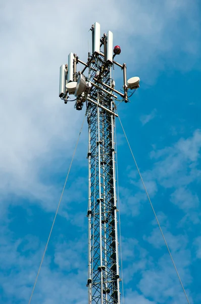 Derrick de comunicación contra el cielo azul — Foto de Stock