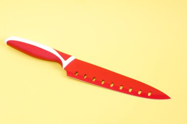 Sarı bir arka plan üzerinde mutfak bıçakları