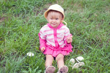 küçük kız beyaz mantar